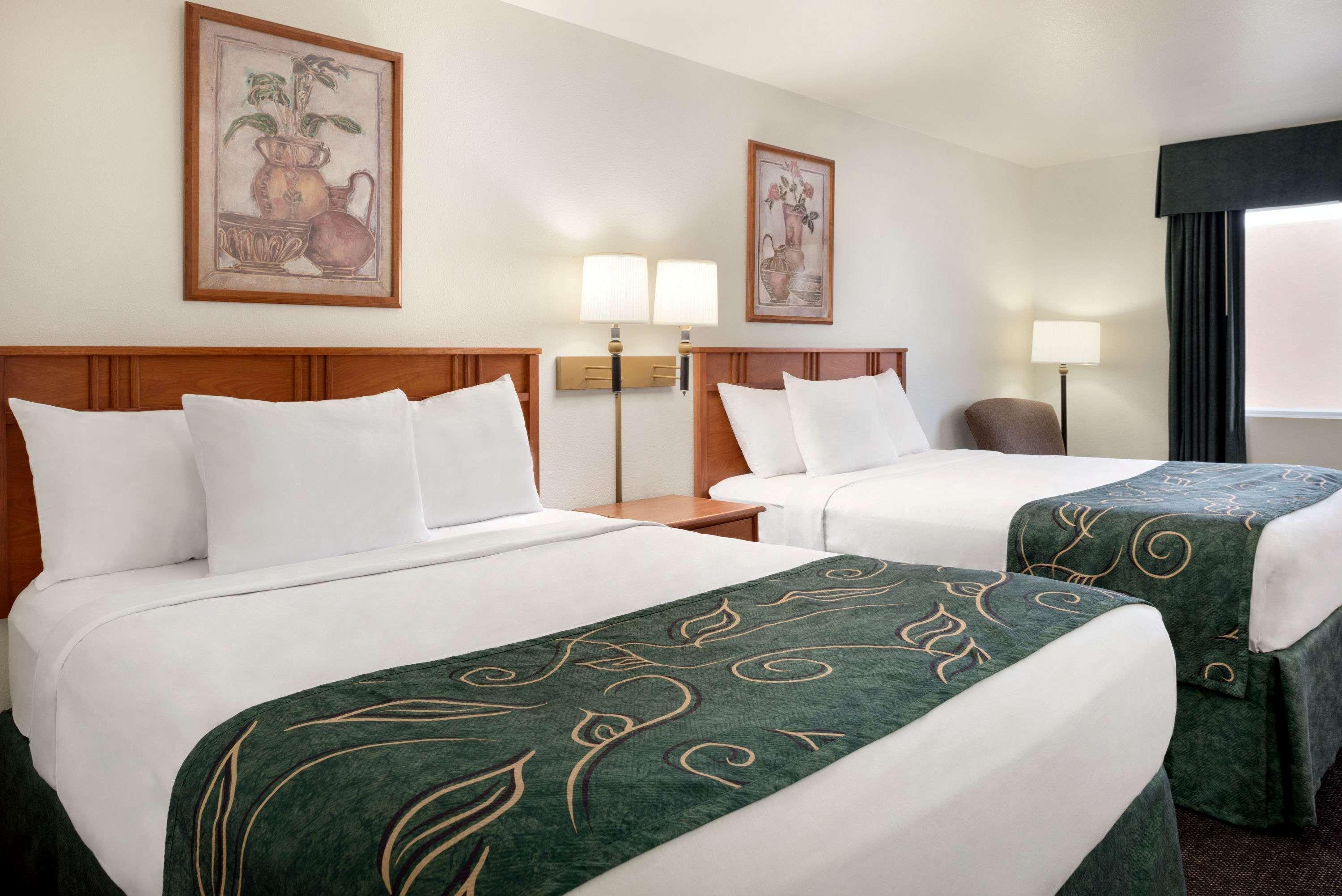 Travelodge By Wyndham Valley West Court Hotel Clinton