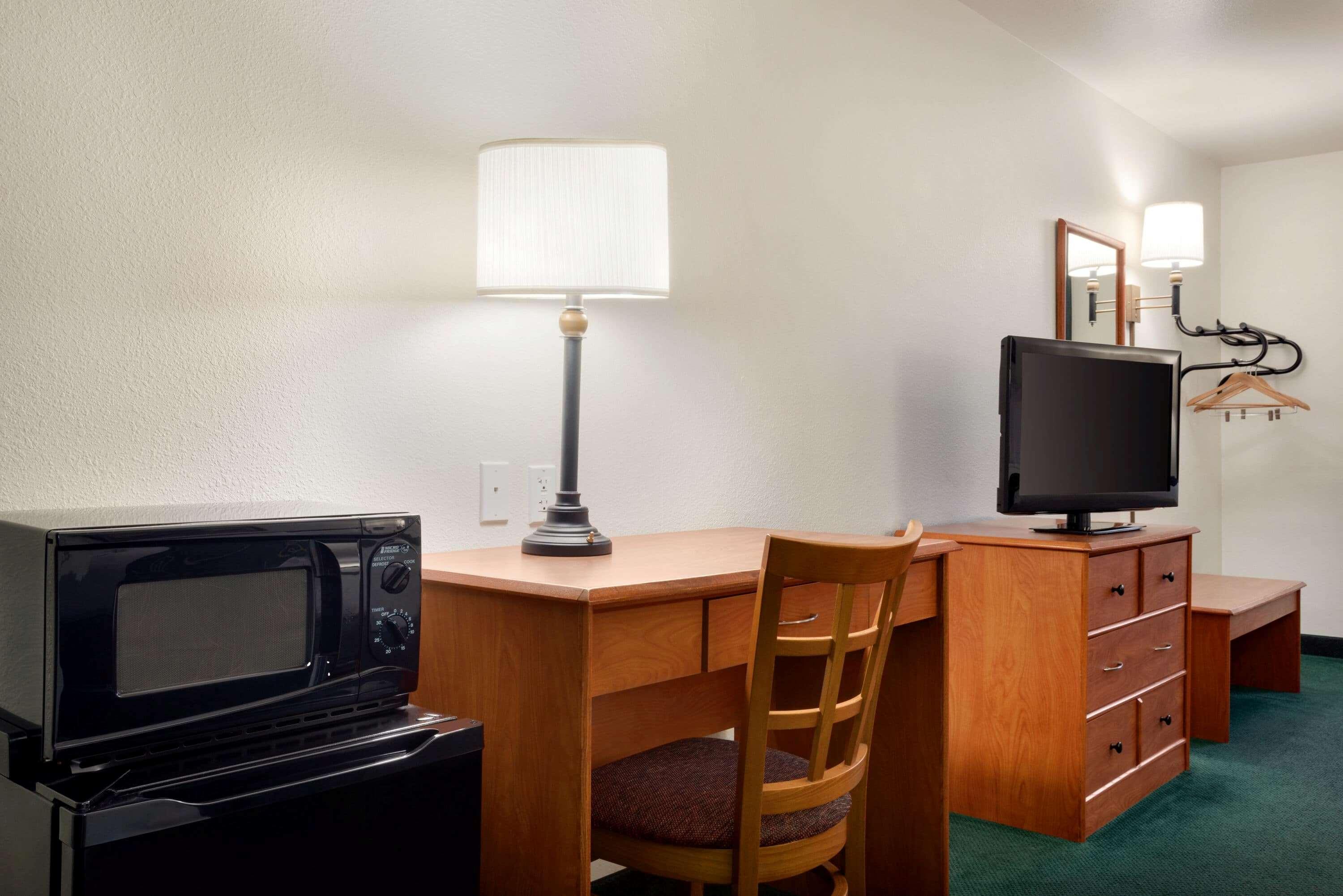 Travelodge By Wyndham Valley West Court Clinton