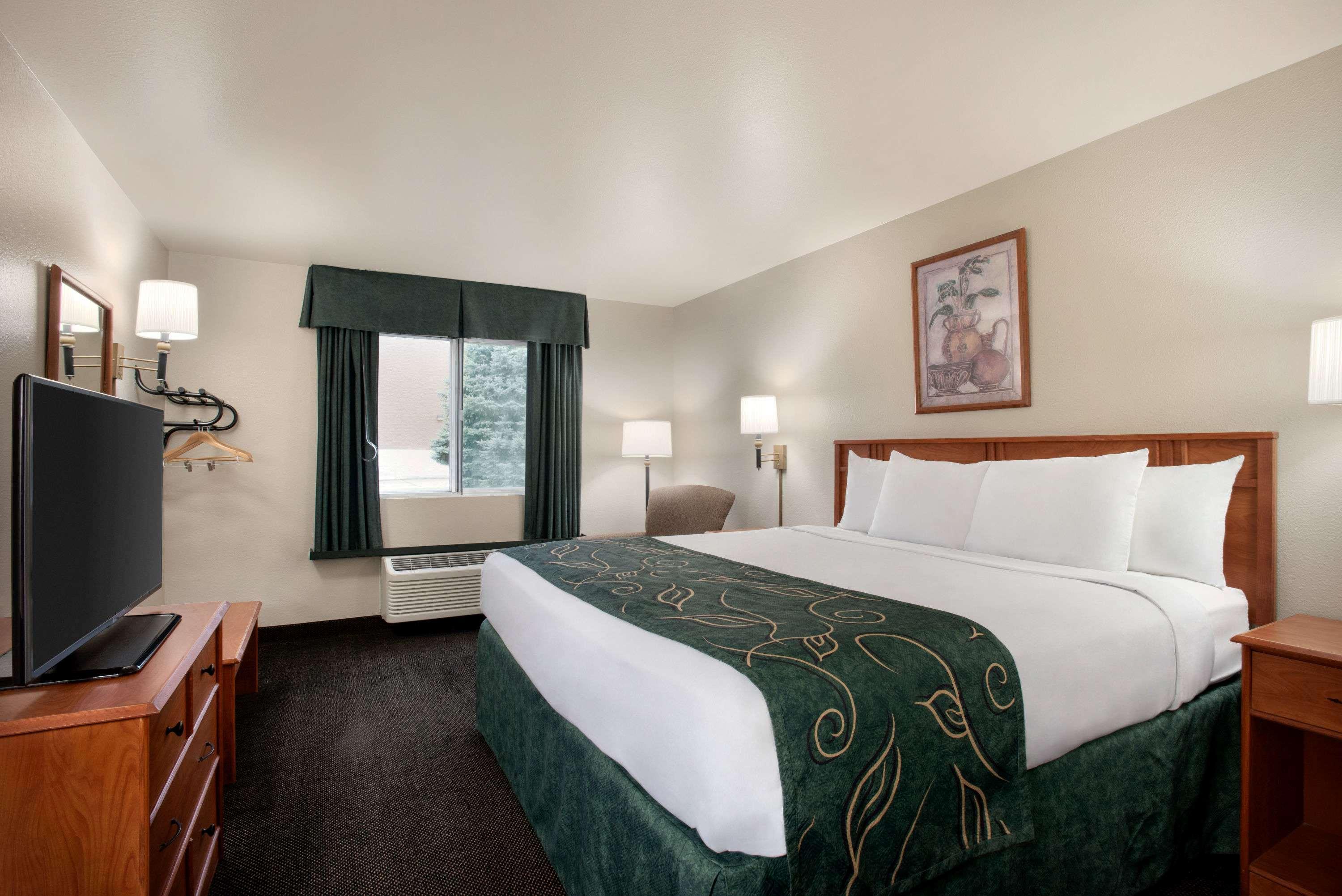 Travelodge By Wyndham Valley West Court Clinton